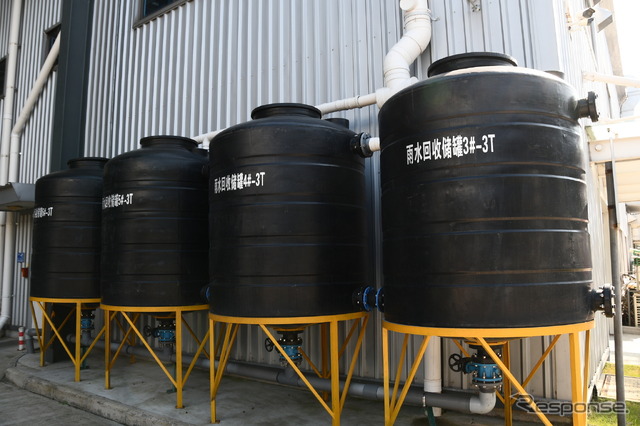 工場内のさまざまな場所に設置されている雨水タンク