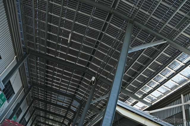 工場と倉庫の間部分にもソーラーパネルが設置されている