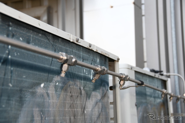 雨水をエアコン室外機に吹き付けることで冷却性能を向上
