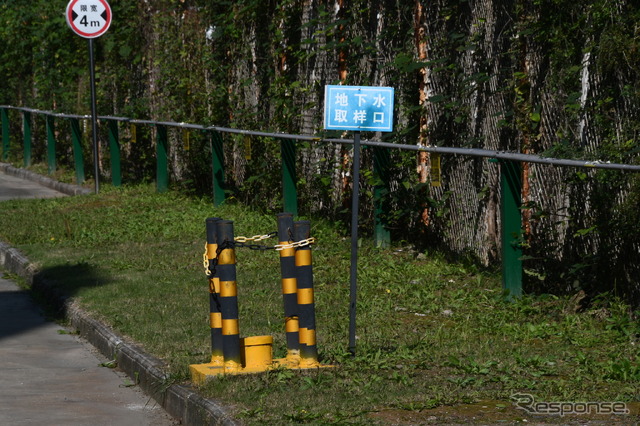 敷地内に掘られた井戸は政府が水質検査を行うためのもん。工場設備や生産での地下水使用は禁じられている