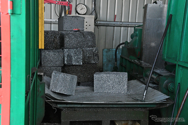 切削工程で発生した削りくずは圧縮して回収業者に買い取られる