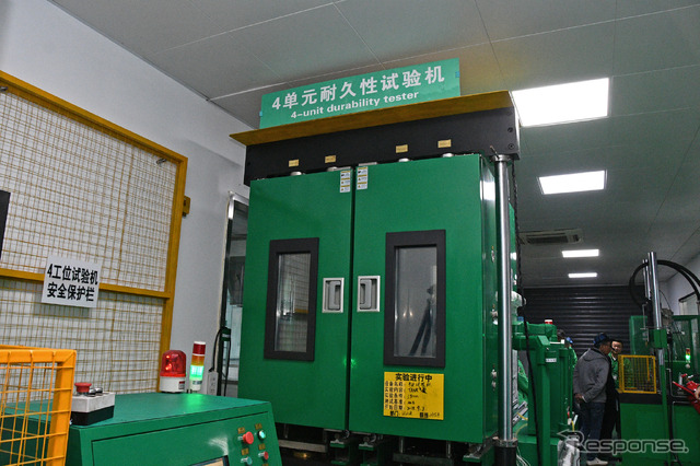 耐久試験は抜き出し方式で機械によって行われる