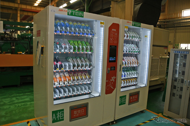 飲みのものの自販機は社員証を使ってのキャッシュレス方式。夏場は規定本数が無料で入手できるシステム