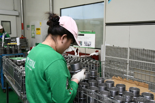 ピンクの帽子を被っているスタッフは検査専門の独立した部門に属し、工程スタッフとは違った目で検査をする