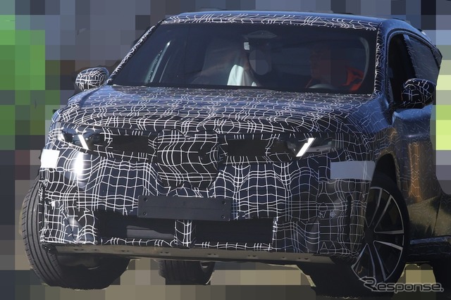 BMW iX4 市販型のプロトタイプ