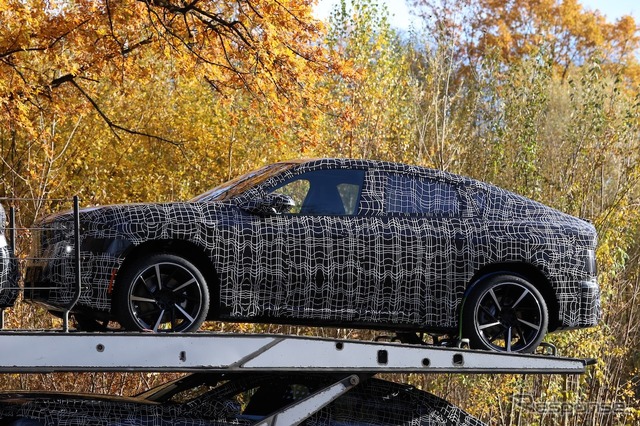 BMW iX4 市販型のプロトタイプ