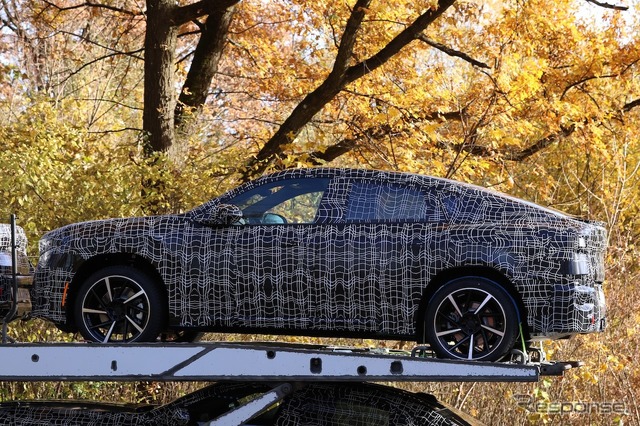 BMW iX4 市販型のプロトタイプ