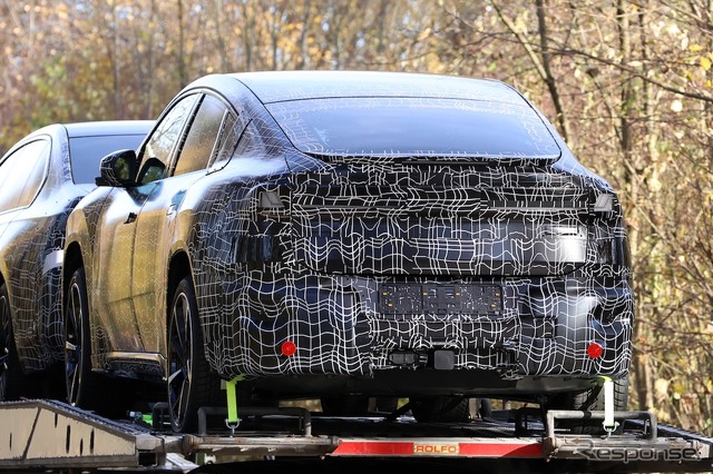 BMW iX4 市販型のプロトタイプ