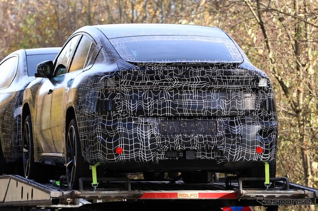 BMW iX4 市販型のプロトタイプ