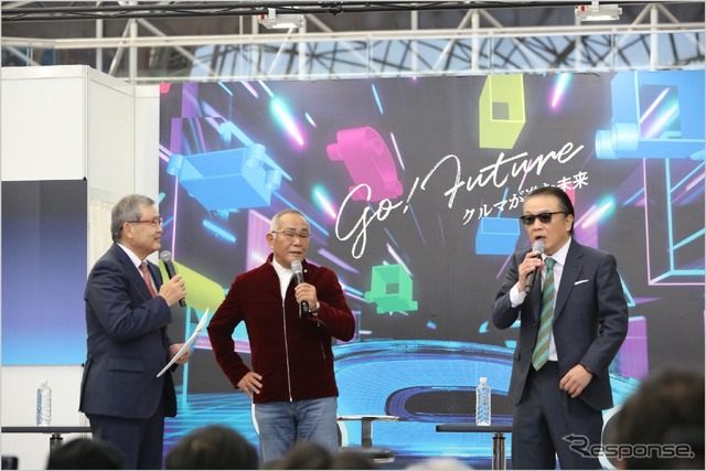 前回展/第12回大阪モーターショーのステージの様子（2023年12月、左から千年屋アナ、千石氏、高原氏）