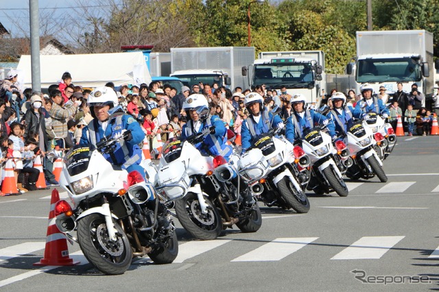 白バイ隊によるドリル走行