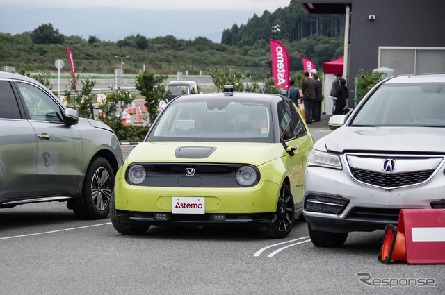 狭い道路でのすれ違い時、理想軌道からはずれると自動的にハンドルが操舵される