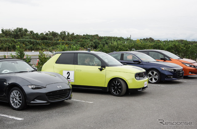 自動駐車ではなくあくまで「支援」なので、ステアリングの介入だけに任せると上手く駐車できない