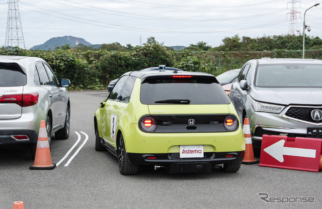 左にハンドルを切っている状態でも、ぶつかる前に自動的に右に操舵してくれた