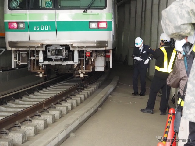 東京メトロ「異常時総合想定訓練」：乗務員による状況確認