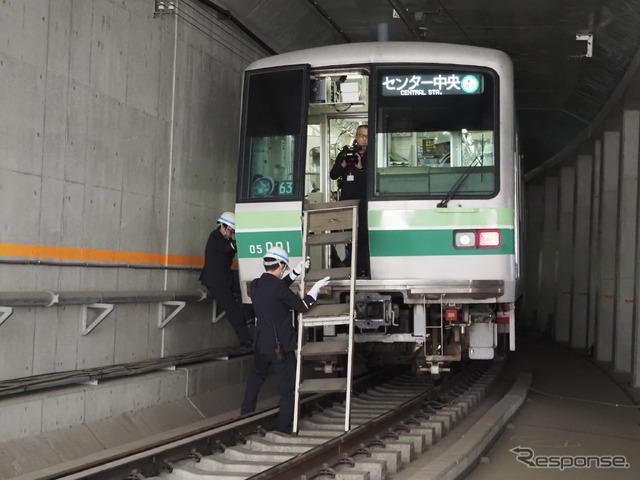 東京メトロ「異常時総合想定訓練」：乗務員は車両前面非常扉に非常梯子の設置