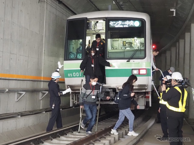 東京メトロ「異常時総合想定訓練」：車内の乗客の避難誘導