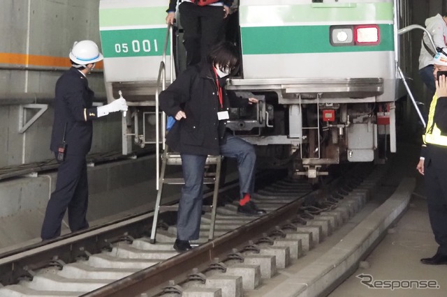 東京メトロ「異常時総合想定訓練」：乗客の避難。誰もレールは踏まない