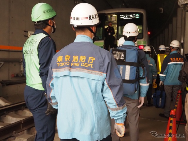 東京メトロ「異常時総合想定訓練」：消防による救護活動