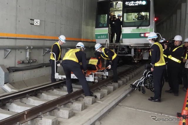 東京メトロ「異常時総合想定訓練」：移動困難者を避難誘導