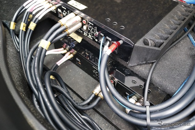 ロックフォードT600-4の下に見えるのはT600-2。こちらはパワフルにミッドバスをドライブする役目を担っている。