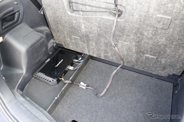 ラゲッジフロアの表面のパネルを跳ね上げると見えてくるのがサブウーファー用のパワーアンプT1500-1bd。