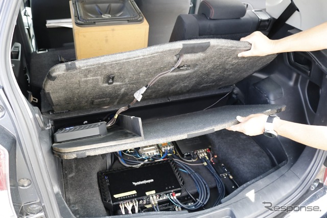純正のフロアパネルを追加で用意してラゲッジの床下スペースを改装分けした。複数のユニットを収めるアイデアとなった。