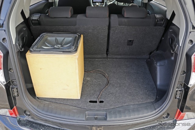 ラゲッジにはサブウーファーのみが設置され、他のユニット類はすべて床下設置され、荷物の積載スペースも確保した。