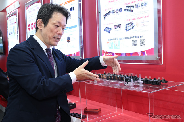 インバーターの小型化に貢献するという「インサート成形」