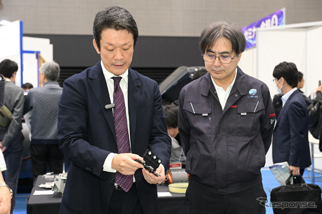 山本教授（左）とブルースカイテクノロジーの矢島社長（右）