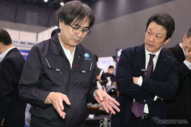 ブルースカイテクノロジーの矢島和男社長（左）に展示内容を解説いただいた