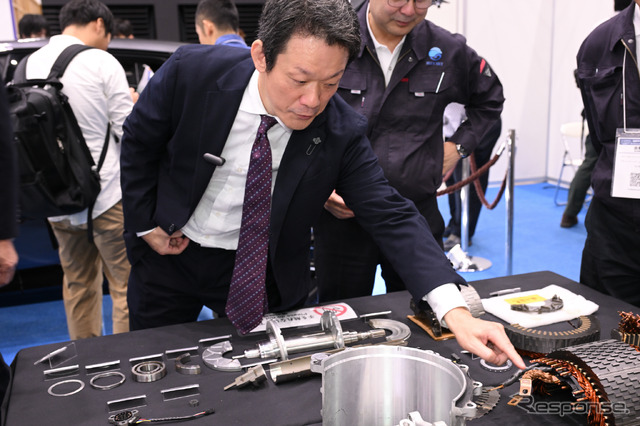 「AVATR12」のモーターコイルをチェックする山本教授