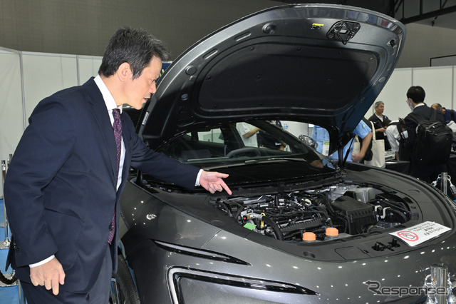 「AVATR12」のボンネット内をくまなくチェックする山本教授