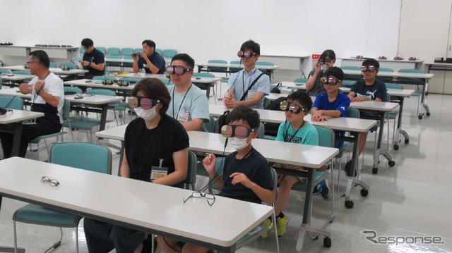 「EOS VR SYSTEM」で撮影したバーチャル工場見学イメージ／実際のバーチャル工場見学の様子