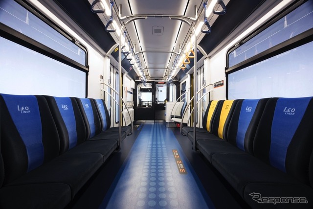 L00系新型レオライナー。ドアから一番遠い位置にあった優先席が、ドア側に移動