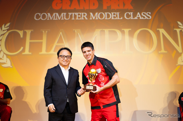 コミュータークラスのチャンピオン、アルゼンチンのファン・クルス・ルナド・ロチャ選手と設楽社長