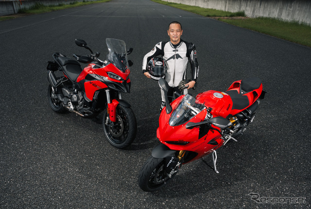 小川勤氏とドゥカティ ムルティストラーダV2S（左）＆パニガーレV2S（右）