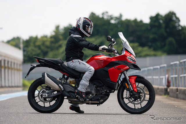 ライダーは身長165cm、体重68kg。写真のポジションは、シートの低い状態（790mm）＋ミニマムプリロード機能（−8mm）を使った状態