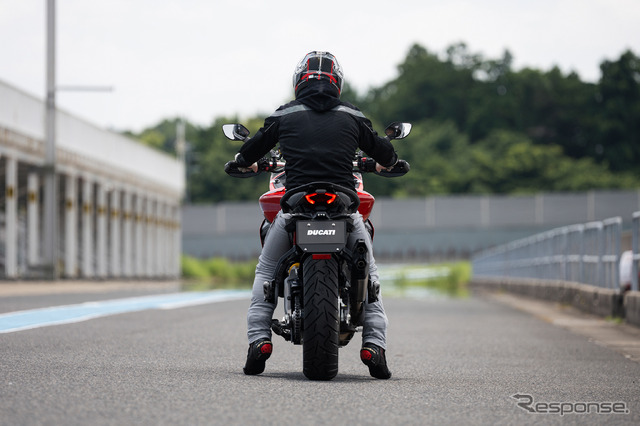 両足で支えるのでなく、片足でしっかり支えれば、シートが高い方（810mm）でも不安はなかった。