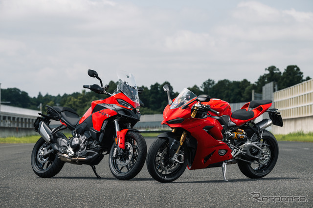 ドゥカティ ムルティストラーダV2S（左）とパニガーレV2S（右）