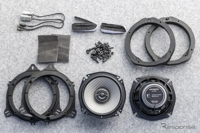 carrozzeria TS-F1750にはバッフルや純正配線を変換するカプラーも同梱されている