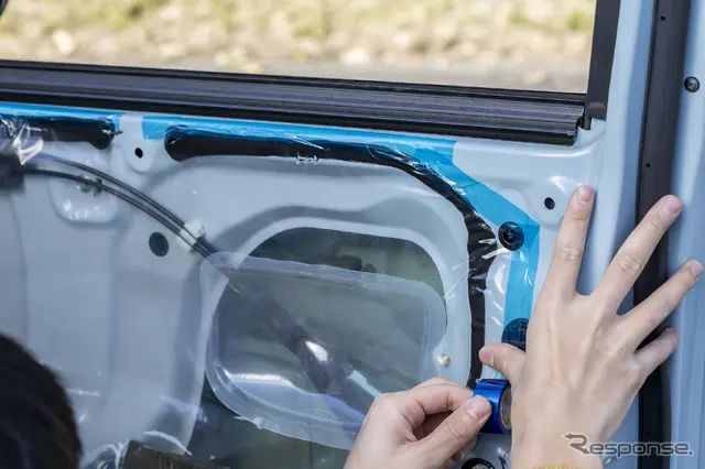 音質向上パッケージ付属のテープでビニールの端をしっかりと押さえておく。想像以上に効果が高いそうだ