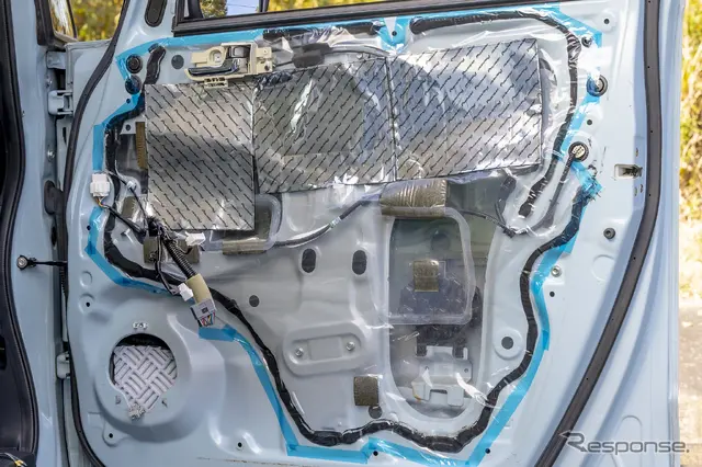 説明書の施工例を参考に部材を貼りつけていく