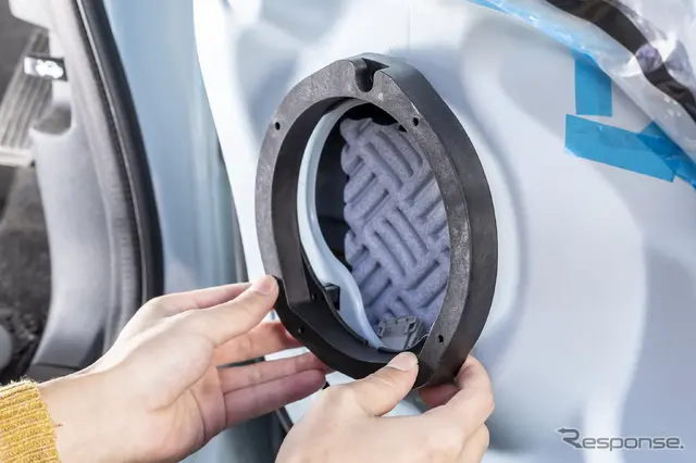 付属のスピーカーバッフルを装着