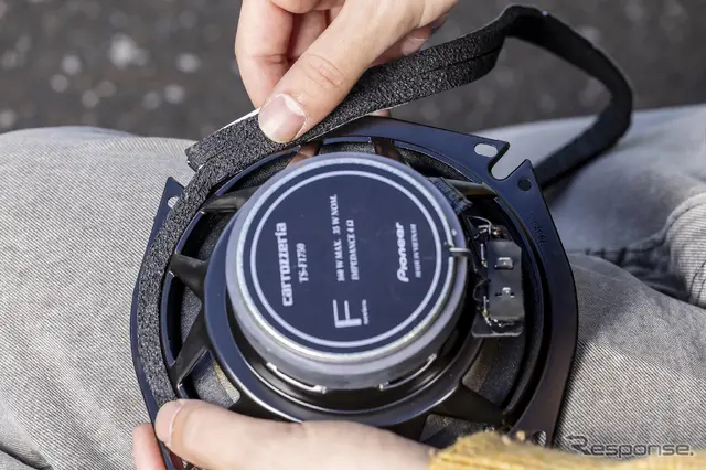 スピーカーの裏側に防振パッキンを貼ってから取り付ける