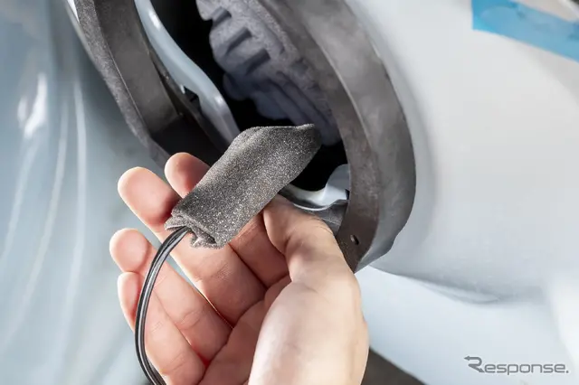 純正カプラーと変換カプラーのアダプター部にクッションを貼ることで不要なノイズの発生を抑える