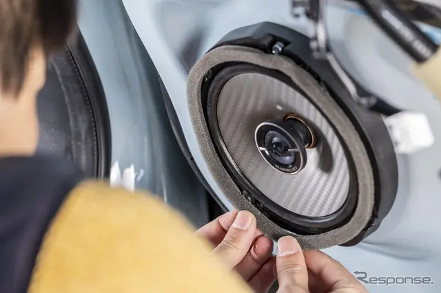 スピーカーを装着して最後に音の拡散低減スポンジを貼れば完了