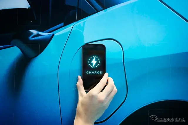 スマホを近づけると充電できる新型リーフの屋外広告が東京・渋谷に