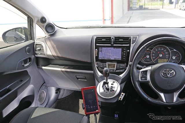 純正インテリアに融合するスピーカー取り付けは派手すぎず大人しすぎない絶妙のバランス感覚でコーディネートされている。