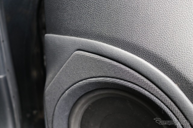 バッフル面を見ると生地使いとレザー使い、グレーの同色系でまとめることで素材／配色で変化を付けているのも見どころ。